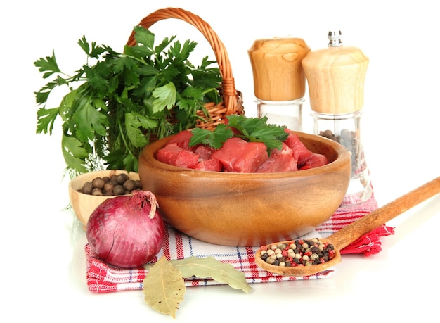 Składniki na stole: warzywa i przyprawy